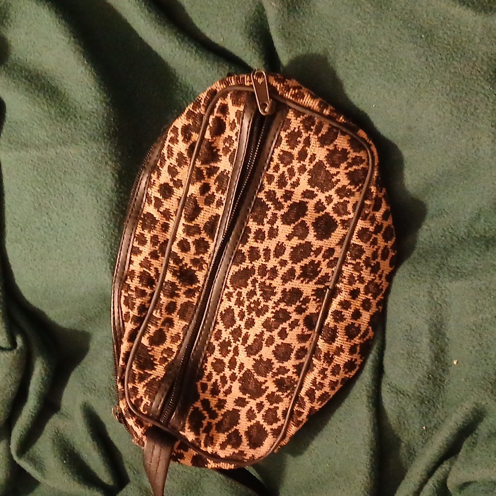 Womens carry bag with small pocket in